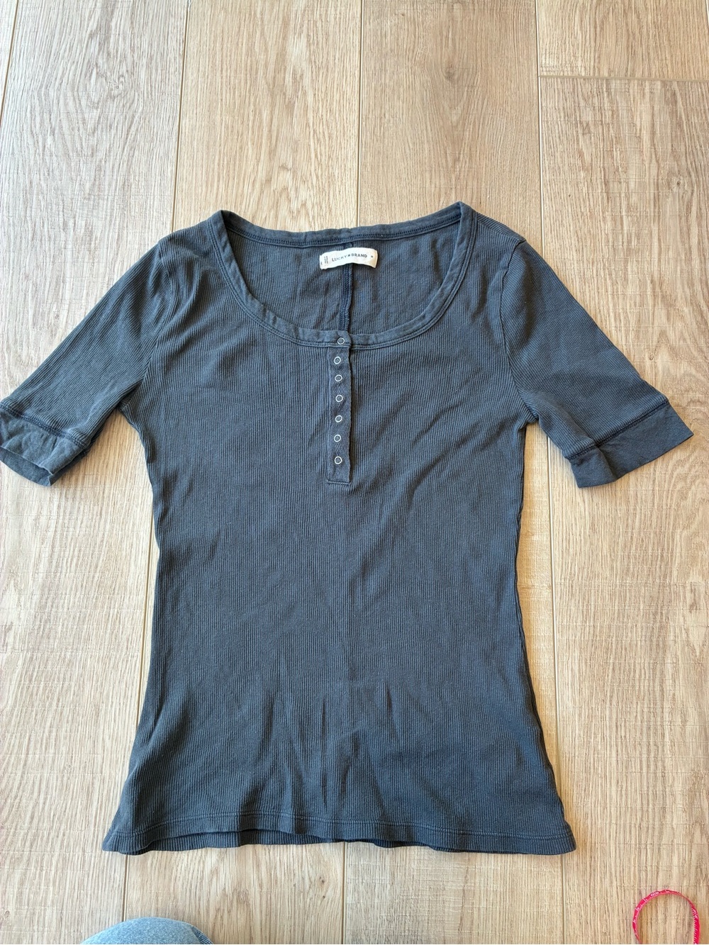 Lucky Scoop Neck Short Sleeve Henley Top Dark Gray snaps Fall capsule cotton m